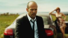 شخص بيشتغل سواق علي عربية لاكن بيقع في مشاكل مع عصابات وبيقدر يخلص عليهم (The Transporter)